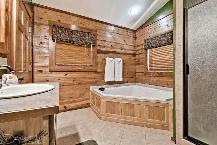 Secluded 2 Story Cabin Pool Wifi Smart Tvs Villa Eureka Springs Exteriör bild